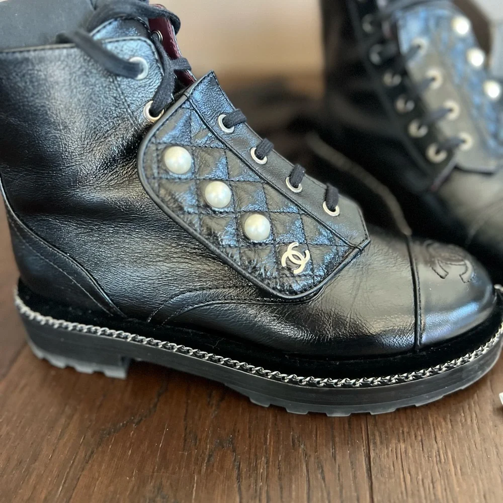 100% Authentic CHANEL calfskin velvet pearl combat boots - Picture 3 of 9
